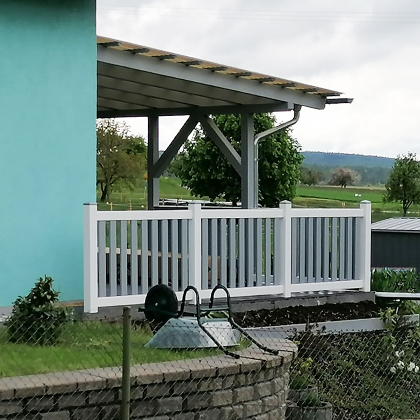 Rahmenzaun in Weiss und Grau als Veranda-Umzäunung