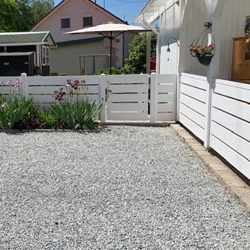 Querlattenzaun in weiß mit Gartentürchen zur Terrasse