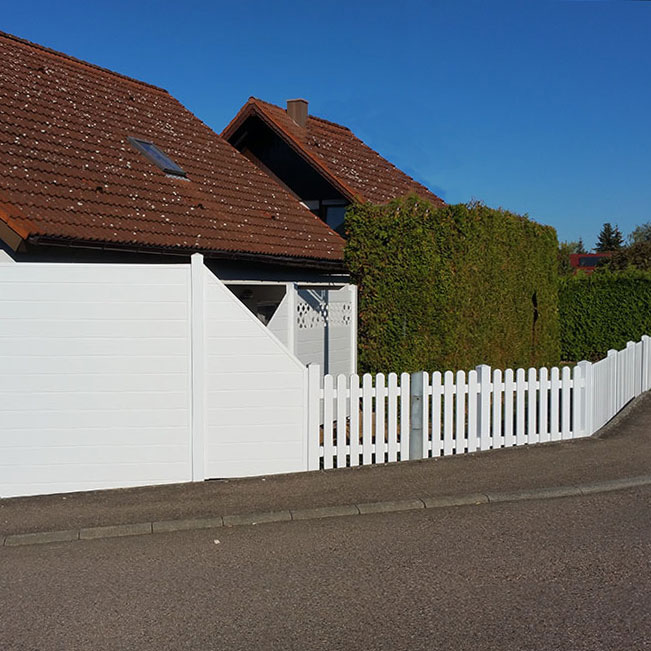 Lattenzaun mit Sichtschutz in Weiß Lattenzaun mit Sichtschutz in Weiß