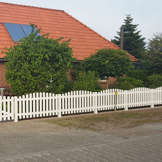 Lattenzaun OBERBOGEN in Weiß Lattenzaun in Weiß als Vorgartenzaun