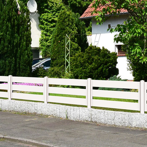 Querlattenzaun in Weiß im Vorgarten mit Steinsäulen