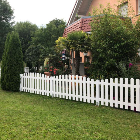Lattenzaun im Garten in weiss