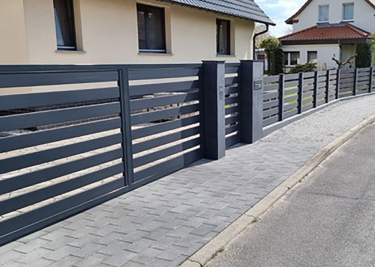 Querlattenzaun Gartenzaun im Vorgarten in Anthrazit aus hochwertigen Kunststoff, mit Hoftor und Gartenpforte