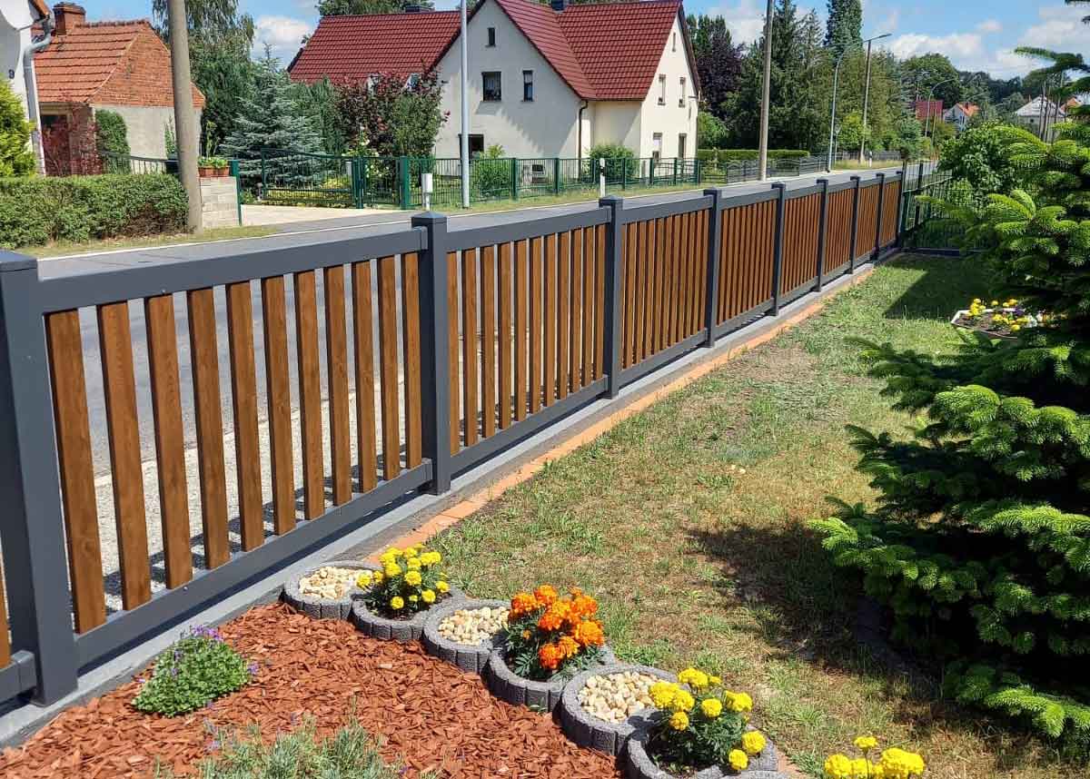gerader Rahmenzaun Gartenzaun in Nussbaum Holzoptik aus hochwertigen Kunststoff mit Hoftor