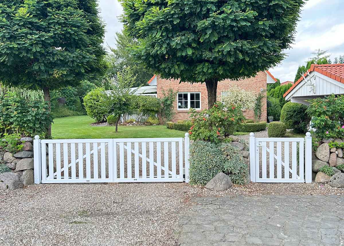 Gartentor Hoftor Rahmentor in Weiß zwischen Friesenwall