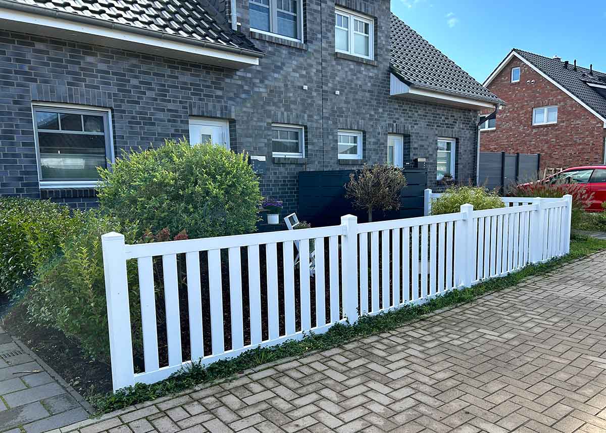 Rahmenzaun Vorgartenzaun in Weiß aus hochwertigen Kunststoff  im Garten