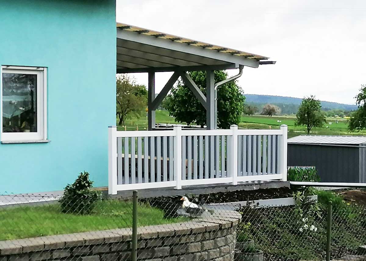 Zweifarbiger Rahmenzaun für die Veranda – stilvolles Geländer mit Aussicht