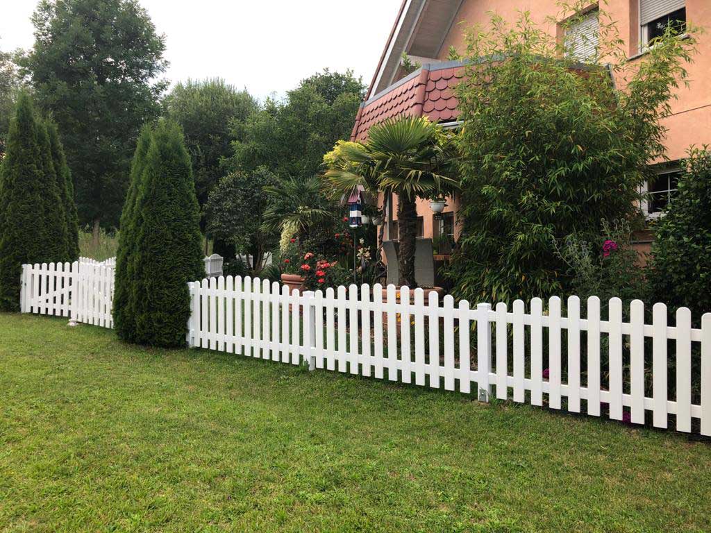Gartenzaun aus pfelgeleichtem PVC Kunststoff in weiss
