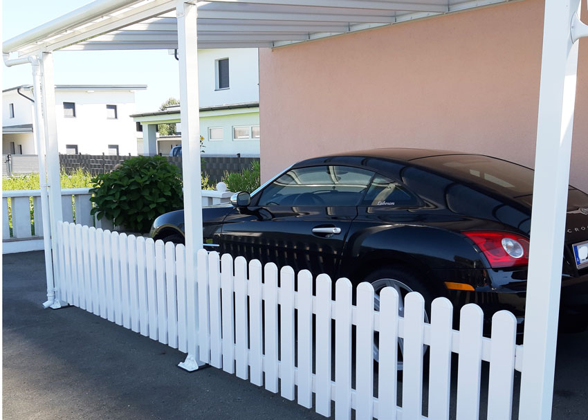 Zaun in weiss aus Kunststoff unter einen Carport