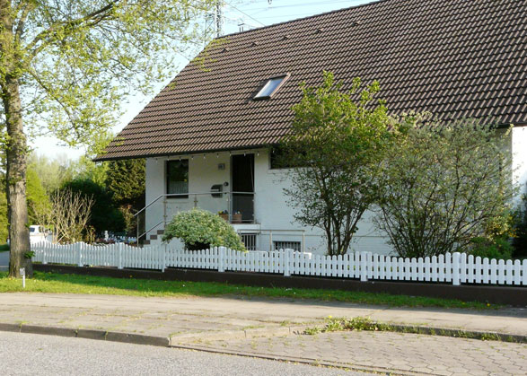 Lattenzaun Gartenzaun in Weiß aus hochwertigen Kunststoff mit Unterbogen