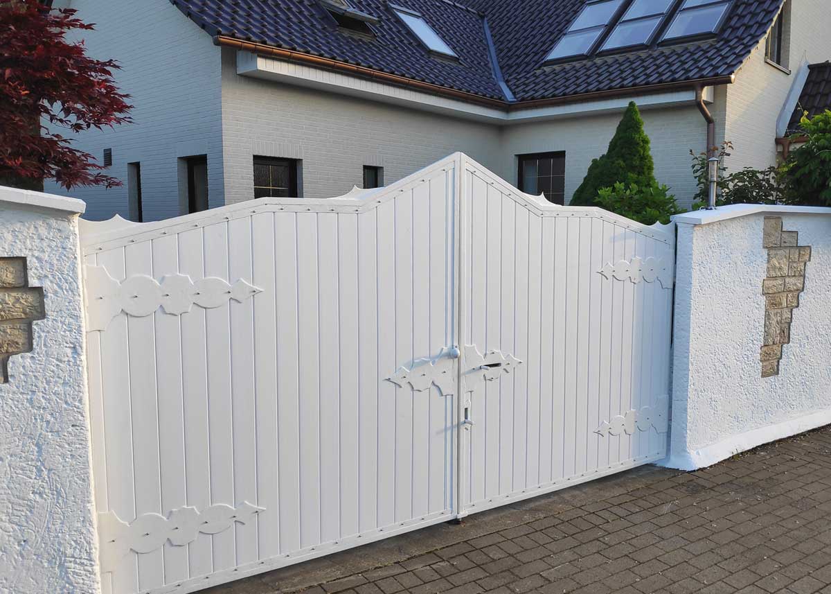 Torfüllung Einfahrtstor aus Kunststoffbrettern in Weiß