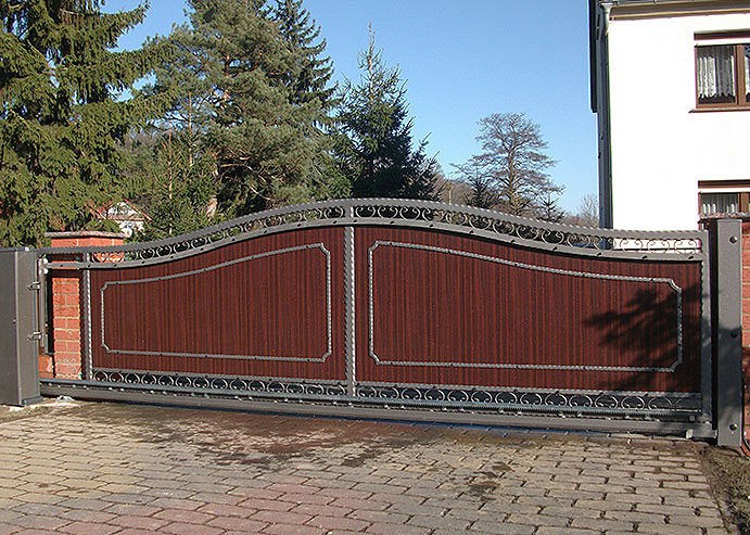 Torfüllpaneele aus hochwertigen Qualitäts-Kunststoffbrettern, nie mehr streichen, in Holzoptik Mahagoni