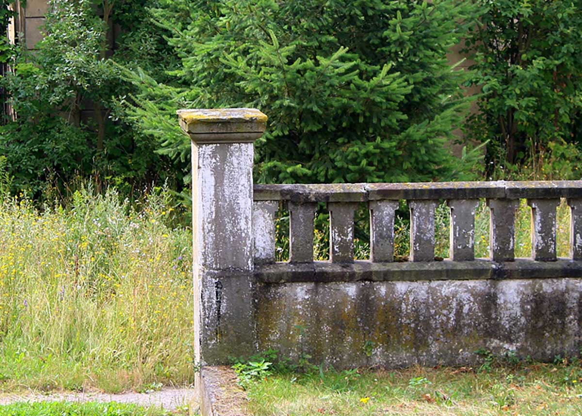 Vorgartenzaun in weiss aus Kunststoff