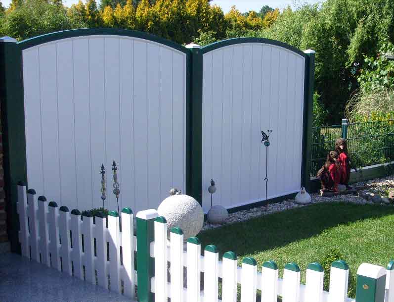 Sichtschutzzaun aus Kunststoff PVC in Weiß und Moosgrün mit Rahmen und Oberbogen im Garten