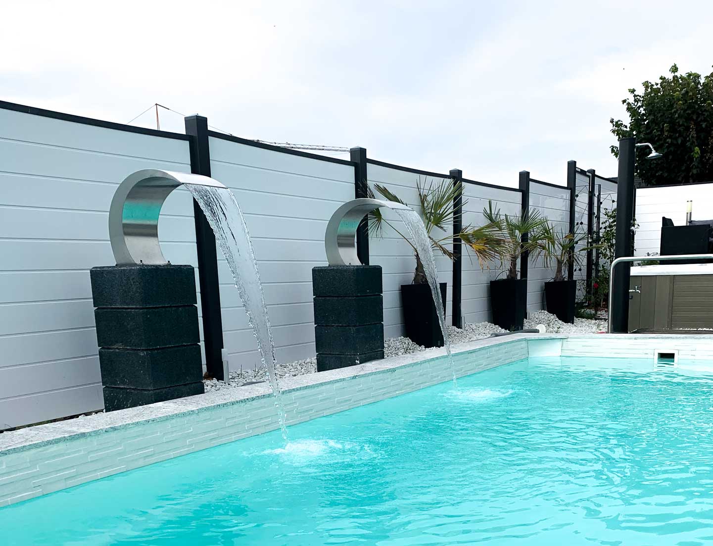 Sichtschutzzaun aus Kunststoff PVC in Anthrazit und Grau am Pool