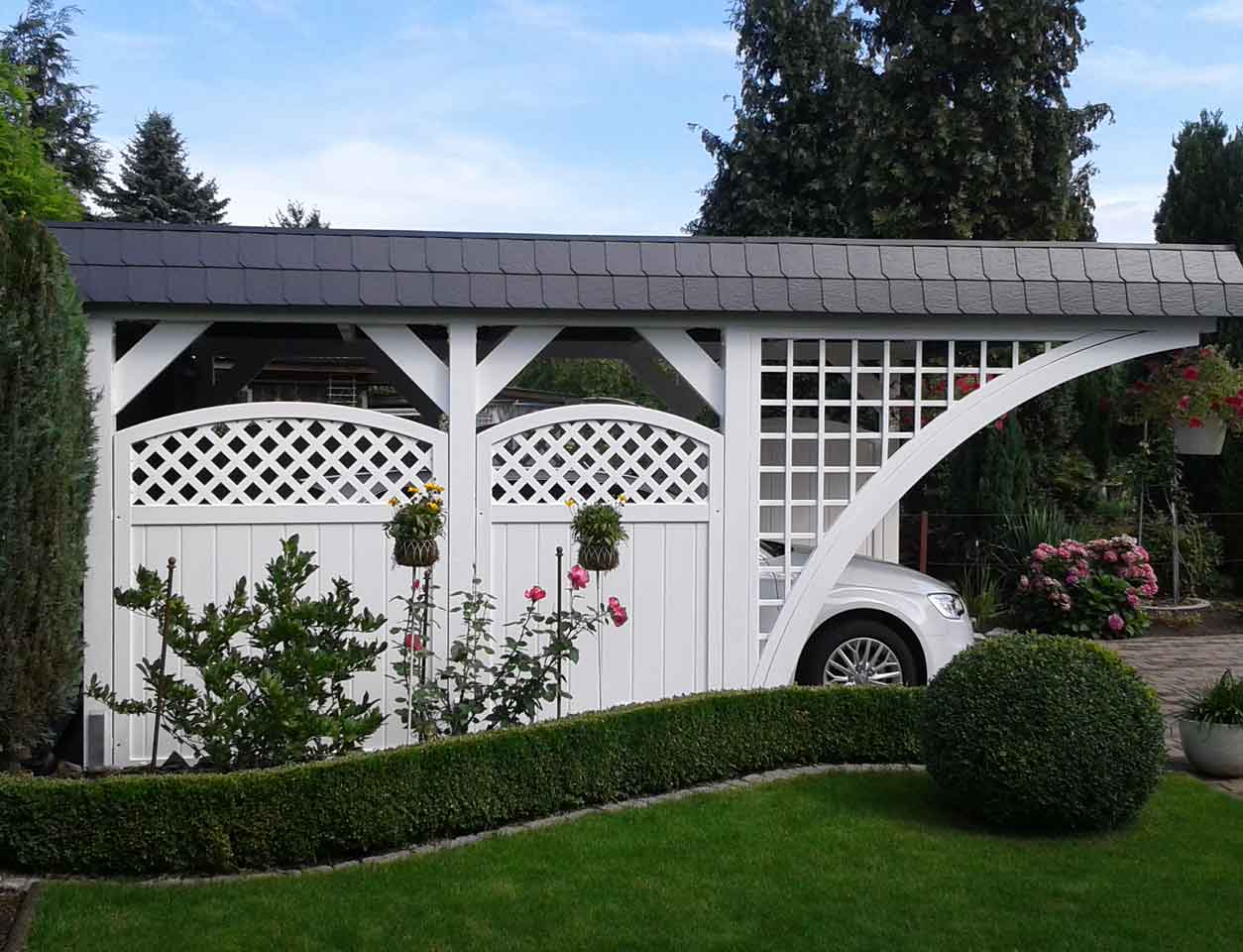 Sichtschutzzaun aus Kunststoff PVC in Weiß unterm Carport Seitenwand mit Rankgitter