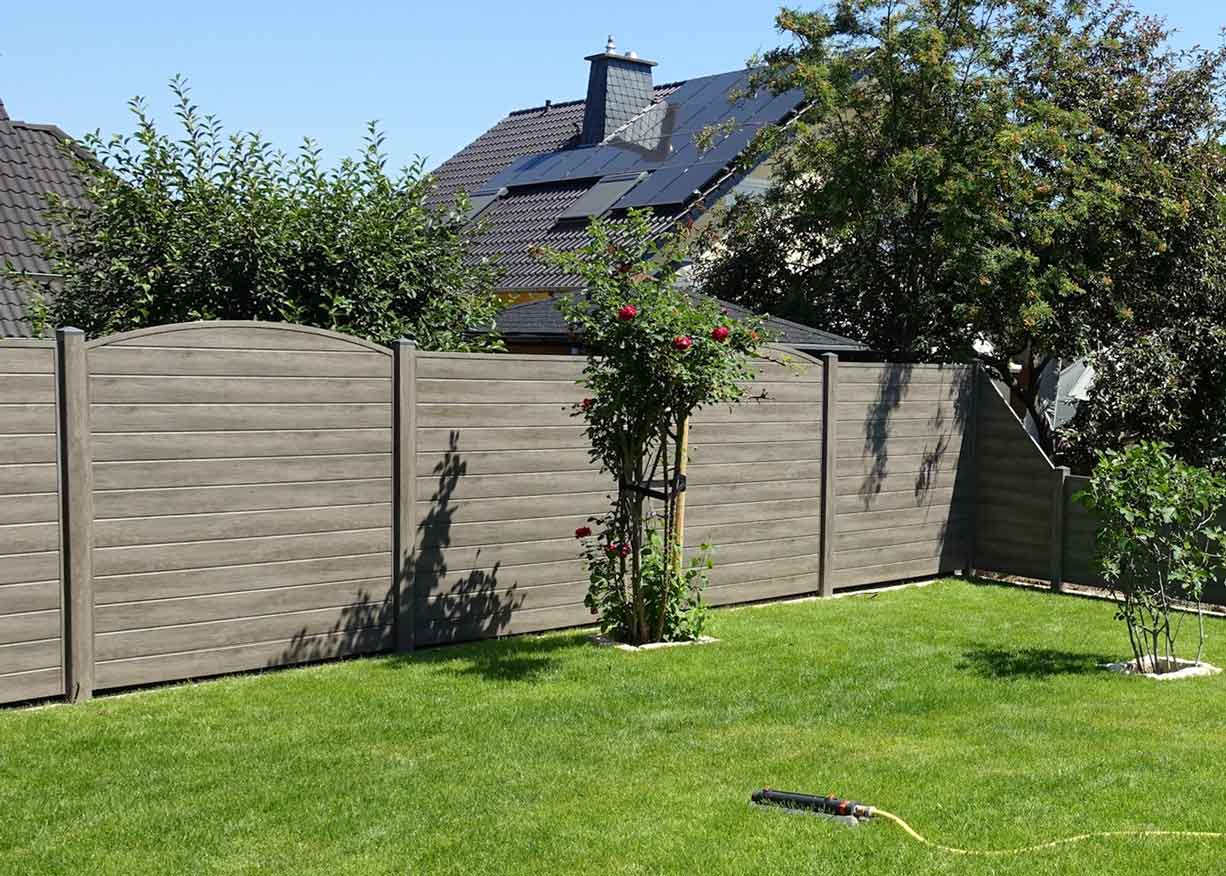 Sichtschutzzaun aus Kunststoff PVC in täuschend echter Holzoptik Monument Oak im Garten
