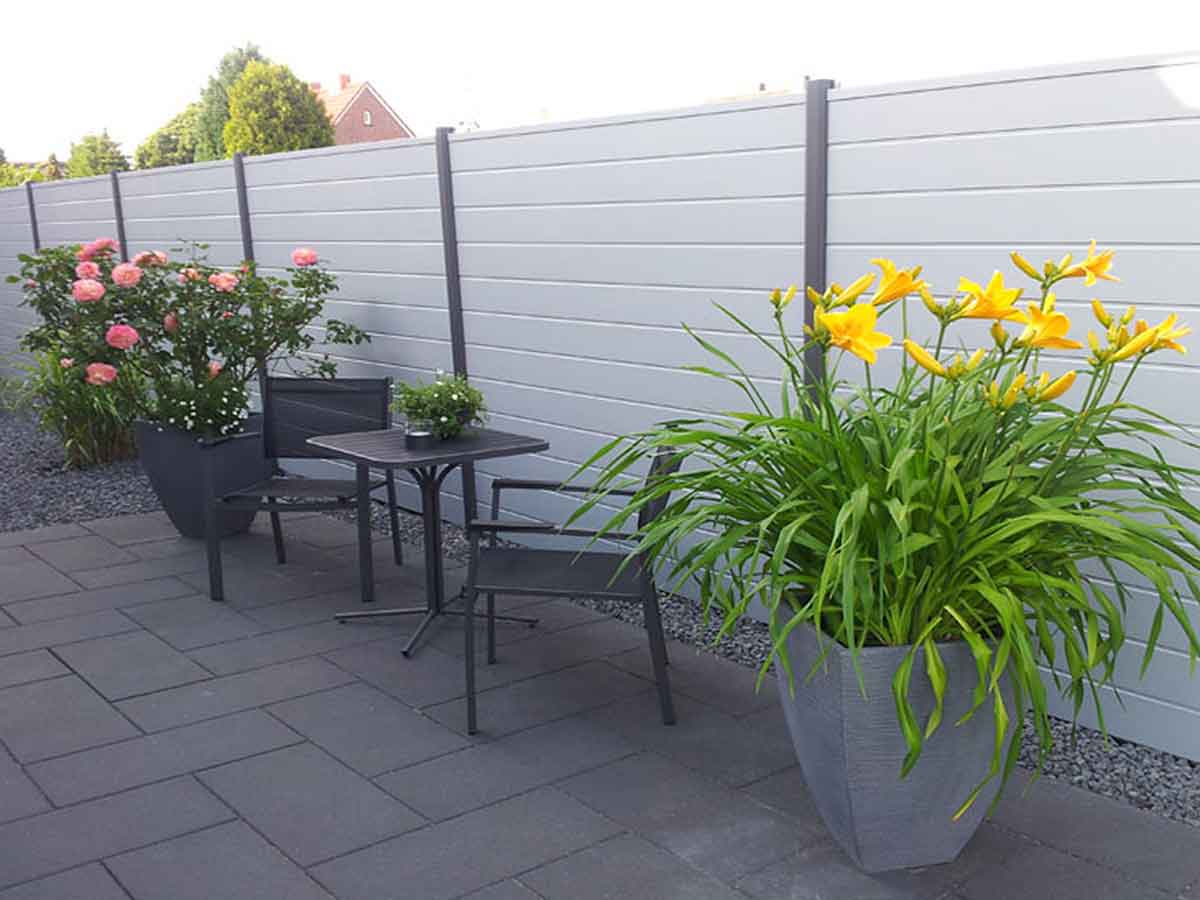 Sichtschutz dicht in Grau aus Kunststoff mit Aluminium Steckpfosten in Anthrazit auf der Terrasse