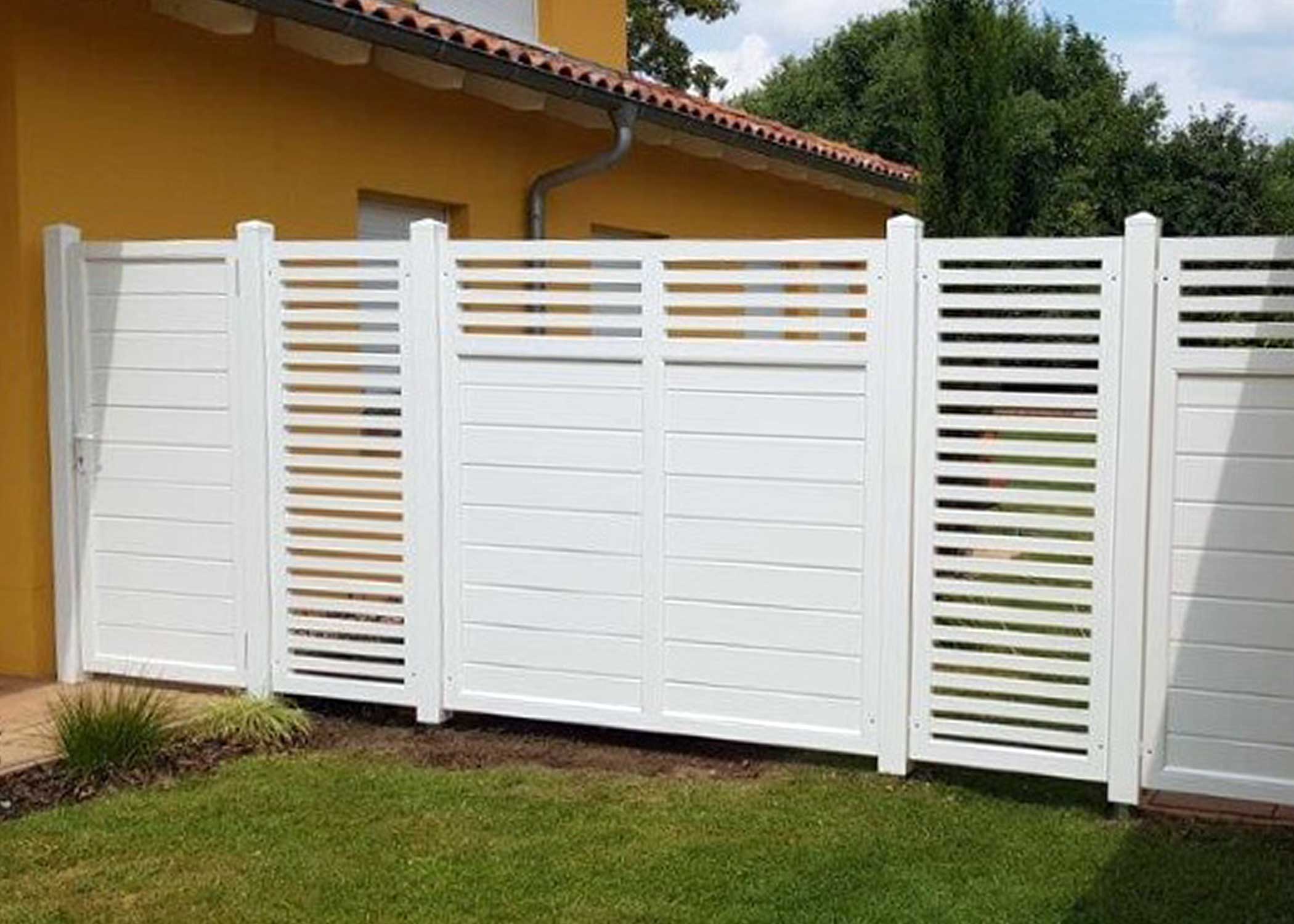 Sichtschutzzaun aus Kunststoff PVC in Weiß mit passendem Tor Spaltsichtschutz Design im Garten