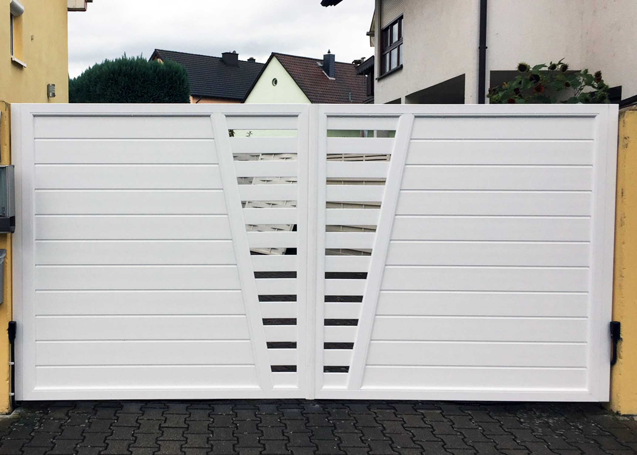 Sichtschutzzaun aus Kunststoff PVC Hoftor Sichtschutztor Designtor in Weiß Massivrahmen