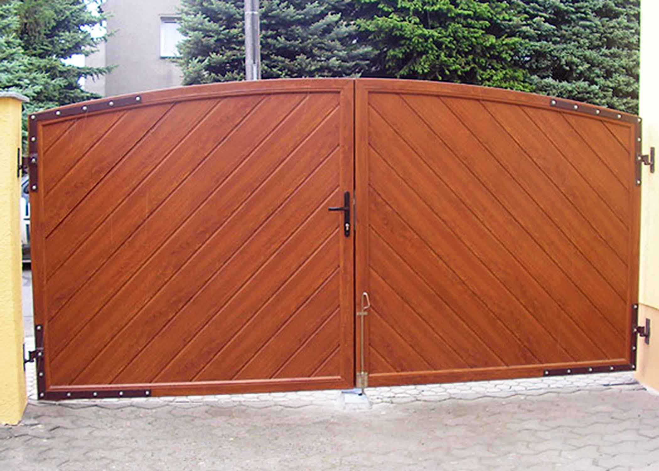 Sichtschutzzaun aus Kunststoff PVC in täuschend echter Holzoptik Golden Oak Sichtschutztor Hoftor