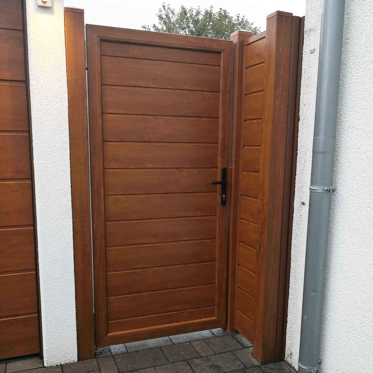 Sichtschutztür in Holzoptik Golden Oak aus hochwertigen Kunststoff