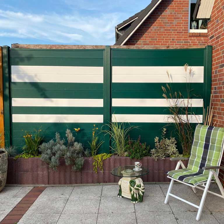 Sichtschutzzaun aus Kunststoff PVC in Moosgrün mit weißen Paneelen für die Terrasse