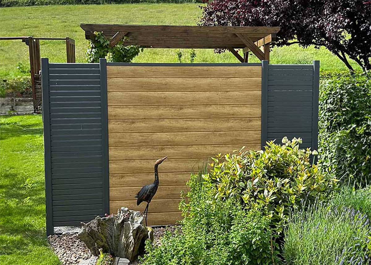 Sichtschutztür mit Sichtschutz mit Spaltelemeten, Rhombus-Zaun, Holz-Optik