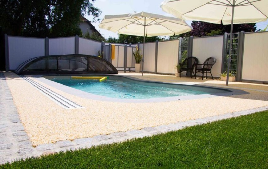 PVC-Poolsichtschutz mit integrierter Umkleide