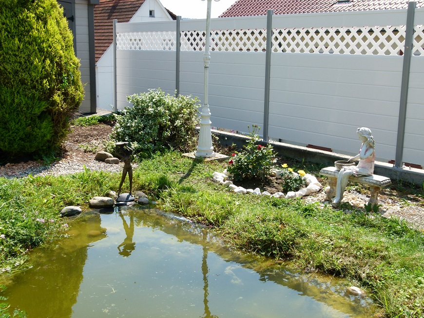 PVC-Trennwand in Weiß für kleinen Teich