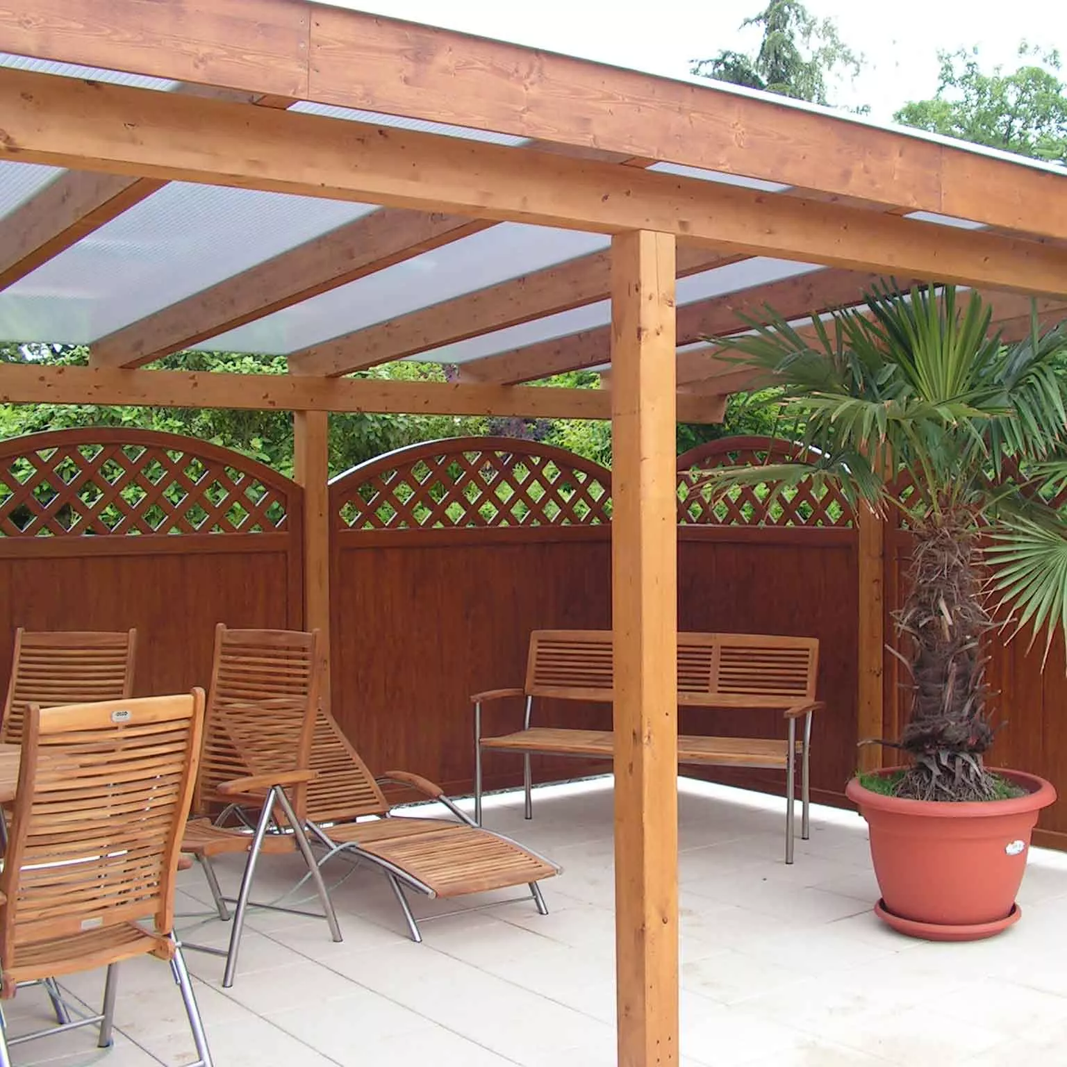 maritime Terrasse mit Sichtschutz in Golden Oak mit Rundbogen und zusätzlichem Rankgitter