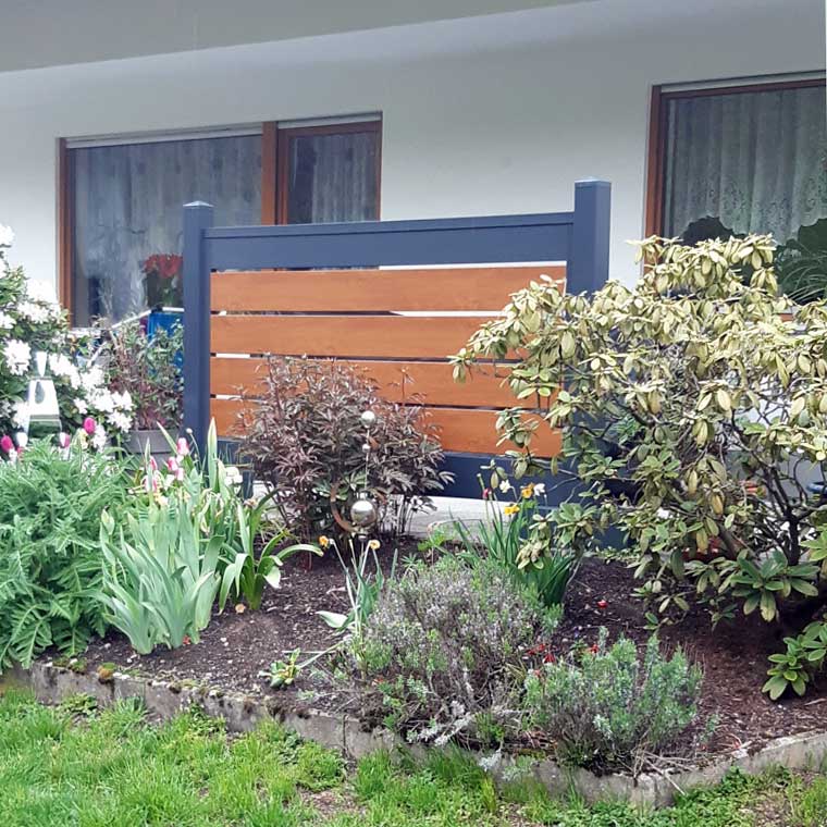 Spaltsichtschutzelement halbhoch in Golden Oak und Anthrazit, auf einer Terrasse